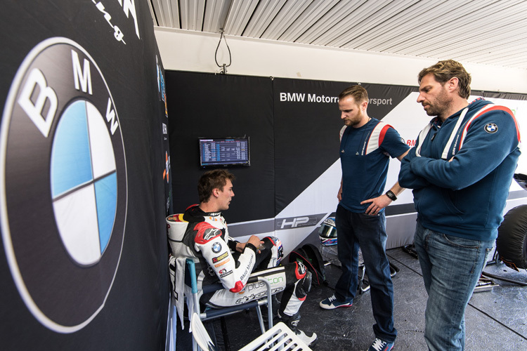 Markus Reiterberger mit BMW-Rennchef Marc Bongers (re.)