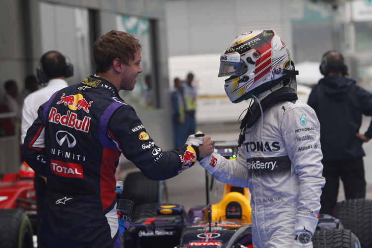 Sebastian Vettel gratuliert Lewis Hamilton zur Malaysia-Pole