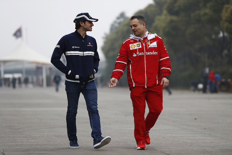 Antonio Giovinazzi (links) mit einem Ferrari-Mitarbeiter in China