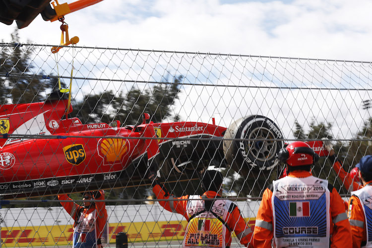 Der Wagen von Kimi Räikkönen wird abtransportiert
