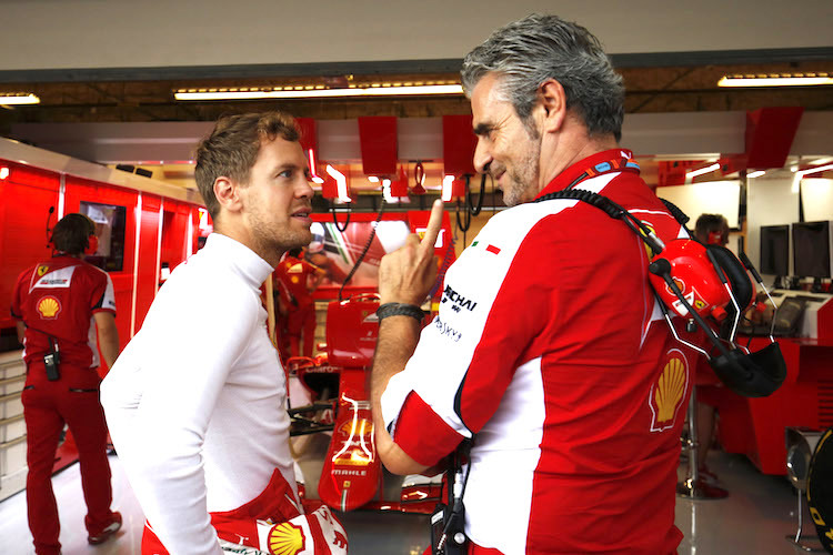 Sebastian Vettel und Maurizio Arrivabene