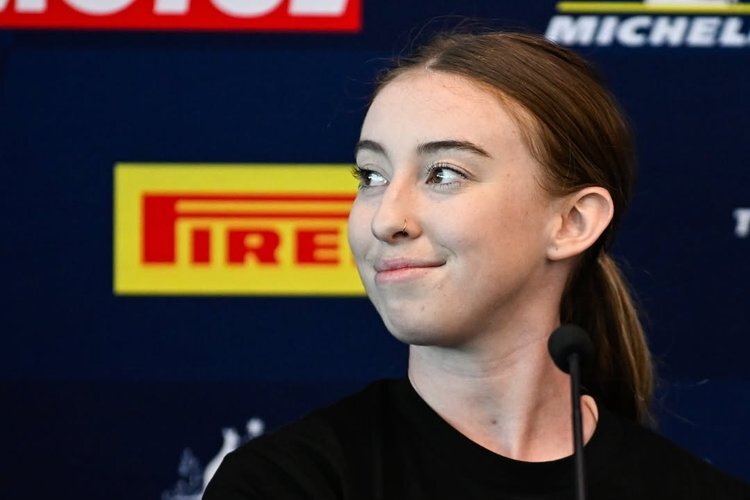 Schnelle-Australierin-mischt-in-Donington-Park-mit