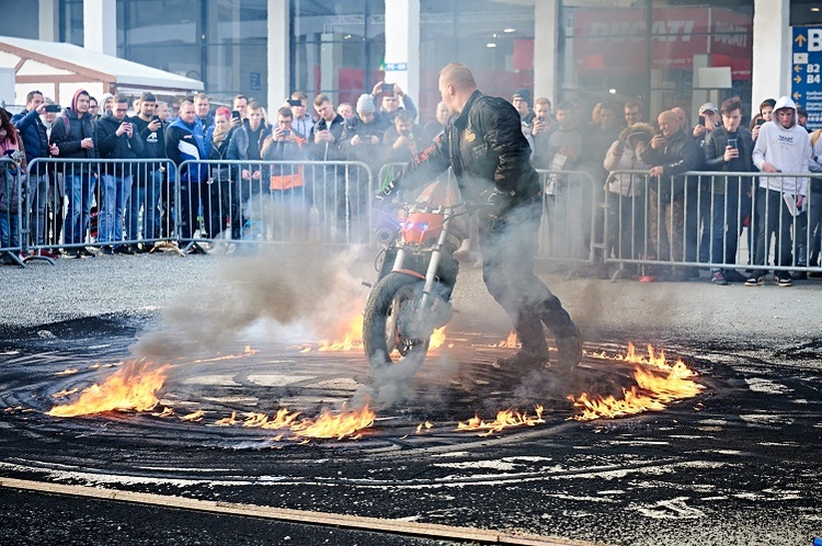 Im Rahmenprogramm der Motorradwelt Bodensee: Stuntshows, Supermotorennen, Trialakrobatik