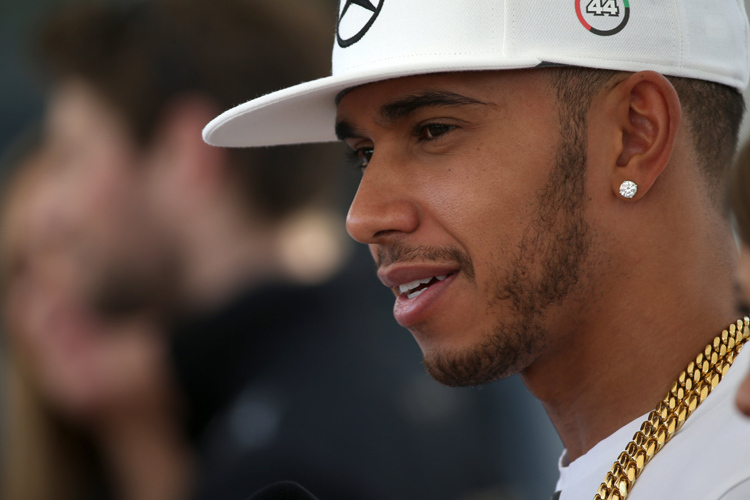 Den Testauftakt in Barcelona darf Formel-1-Weltmeister Lewis Hamilton bestreiten