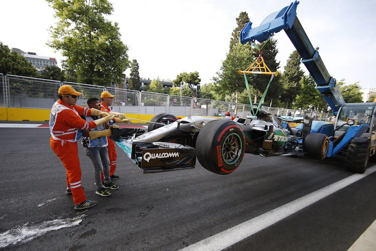 Der Wagen von Lewis Hamilton wird abtransportiert