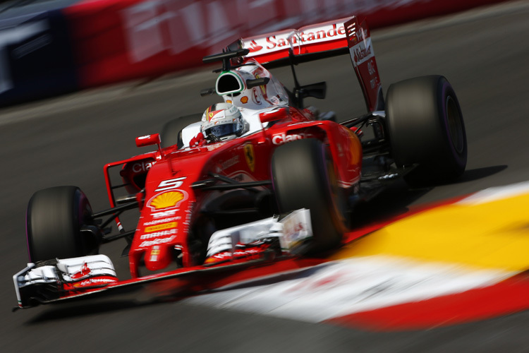 Sebastian Vettel im Ferrari, unterstützt von der Bank Santander