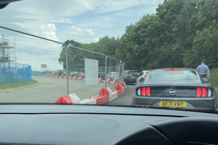 Der übliche Stau bei der Anfahrt auf Silverstone zur Formel 1, selbst über den Schleichweg (hier 2023)