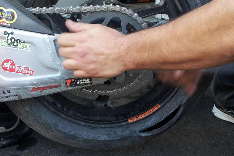 Der aufgeschlitzte Reifen an Reiterbergers BMW S1000RR