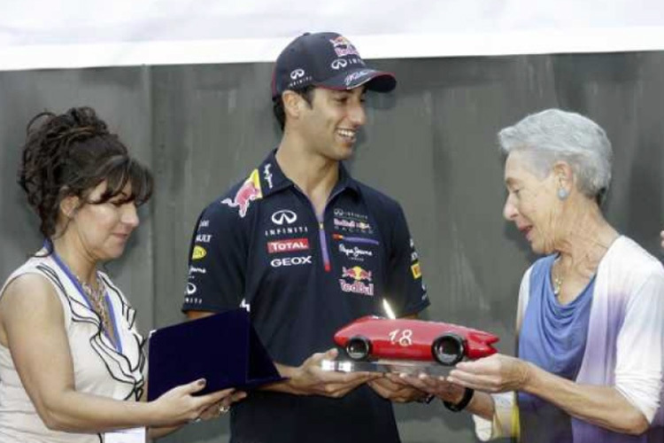 Daniel Ricciardo erhält die Trofeo Bandini