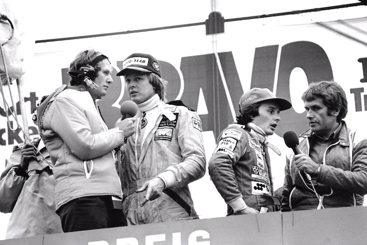 Helmut Zwickl (ganz rechts) 1978 in Zeltweg beim Interview mit Gilles Villeneuve. Links Dr. Helmut Marko mit Sieger Ronnie Peterson