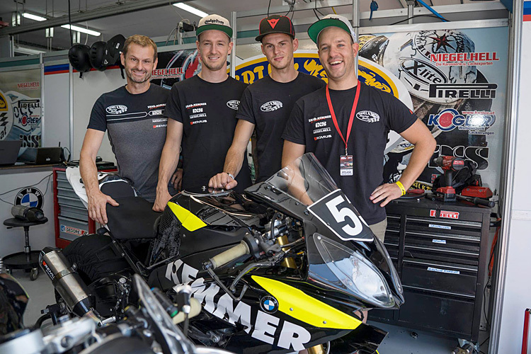 Teamchef Herbert Kemmer mit seinen Fahrern Nico Thöni, Lukas Walchhütter und Patrick Dangl