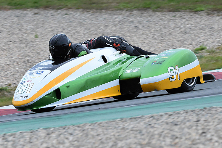 Für Luke Williams und seinem Beifahrer Kevin Kölsch geht es in Brands Hatch um den Titel in der BSB Sidecar