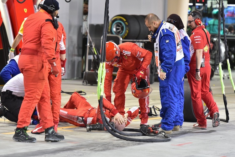 Ferrari-Mechaniker Francesco Cigarini am Boden: Der Italiener zog sich einen Schien- und Wadenbeinbruch zu  
