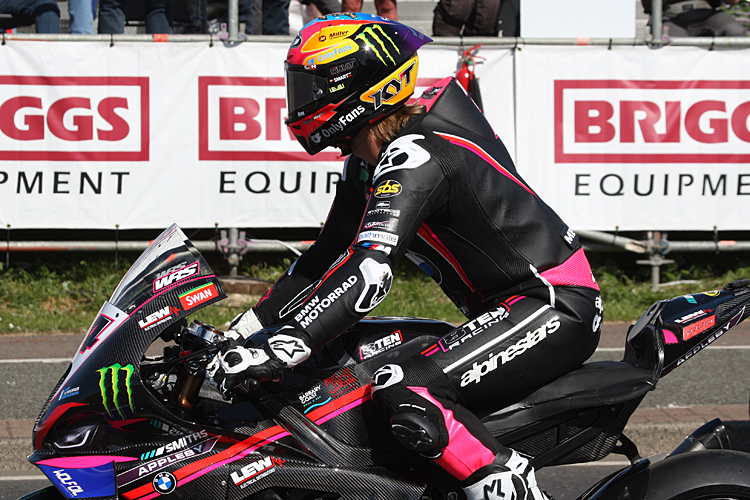 NW200-Davey-Todd-holt-sich-ersten-Superbike-Sieg