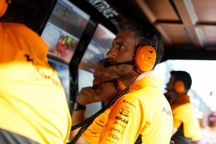 McLaren-Teamchef Andrea Stella am Kommandostand des Teams