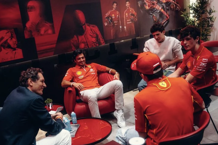 Ferrari-Präsident John Elkann (links) mit Carlos Sainz, Charles Leclerc und Oliver Bearman