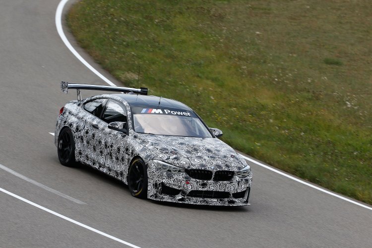 Der neue BMW M4 GT4 bei Testfahrten