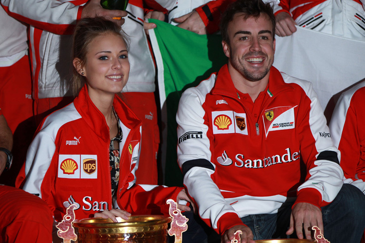 Fernando Alonso mit seiner Dasha nach dem Sieg in China