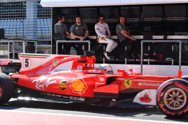 Andrea Stella und Fernando Alonso beobachten 2017 den Ferrari von Sebastian Vettel