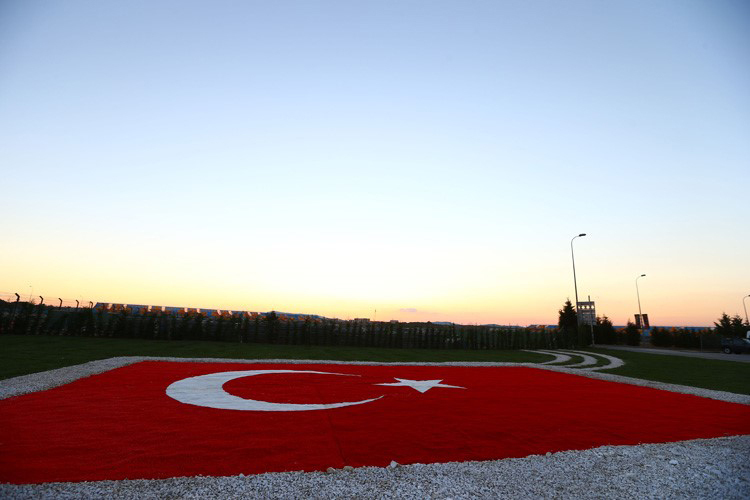 Istanbul 2013: Riesige Flagge vor dem Haupteingang