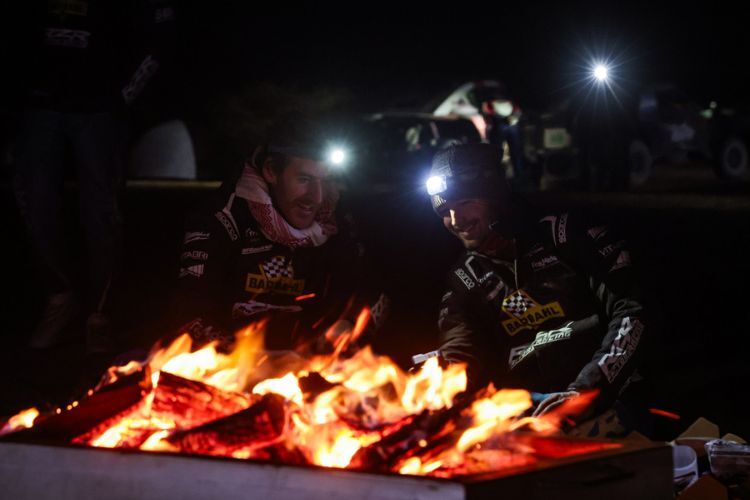 Lagerfeuerromantik im Biwak in der Pausennacht der 48-Hour Chrono-Stage