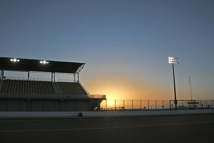 Wenn die Sonne über dem Losail Circuit in Katar untergeht, erläuchtet die riesige Flutlichtanlage die gesamte Strecke