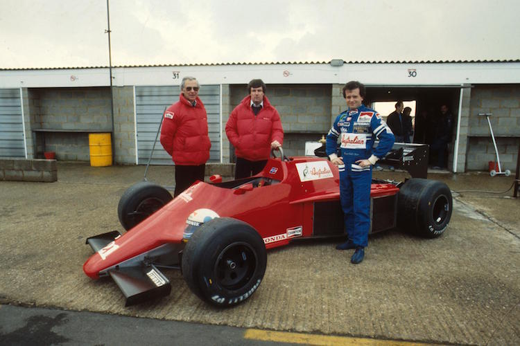 Gordon Coppuck, John Wickham und Mauro Baldi mit dem Spirit-Rennwagen 1984