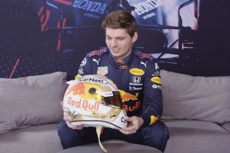 Max Verstappen präsentiert seinen neuen Helm