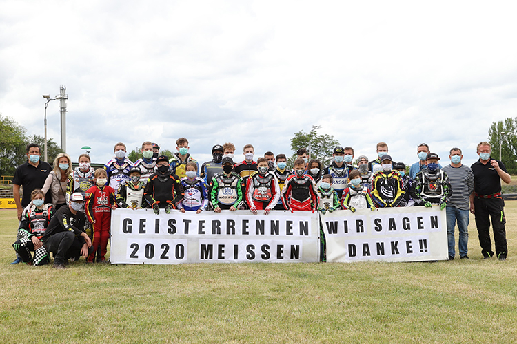 Die Teilnehmer am ersten Speedway-Geisterrennen in Deutschland