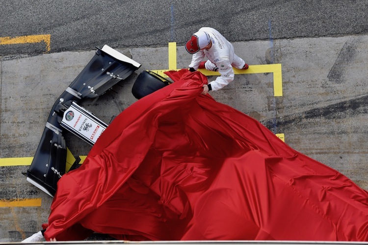 Alfa Romeo lässt die Hüllen kurz vor dem ersten Barcelona-Test fallen