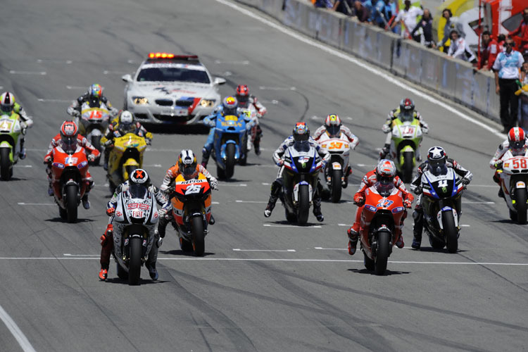 MotoGP-Start: nach 41 Metern hat die Meute 100 km/h drauf