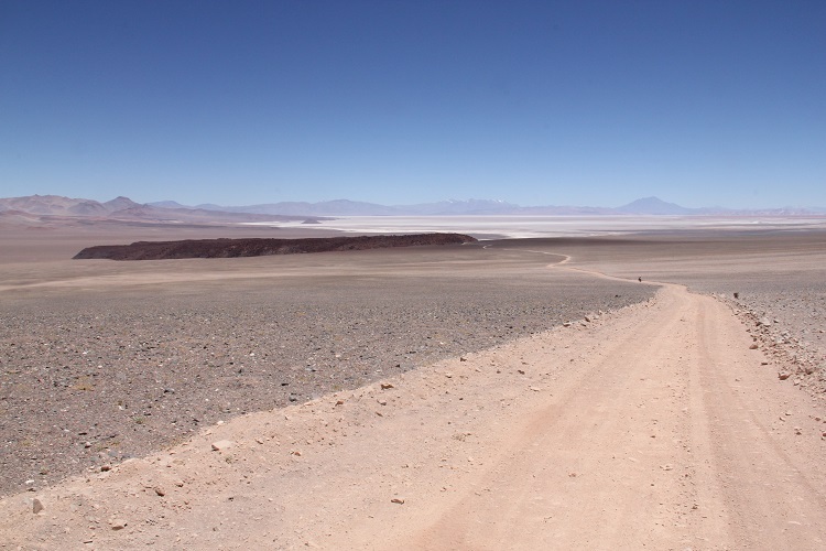 Vor wenigen Jahren noch waren die Salzseen der Gebirgswüsten Argentieines unberührte Weite - damit könnte bald Schluss sein, denn die Welt braucht Lithium 
