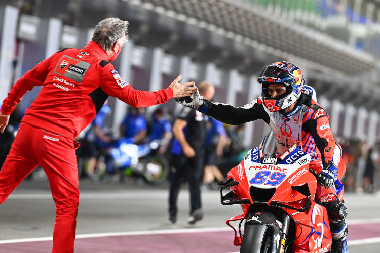Ducati-Sportdirektor Ciabatti gratuliert Pramac-Rookie Jorge Martin zur Pole im zweiten Katar-GP