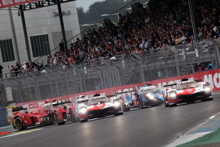 Die Hypercars beim Start der 24h Le Mans 2021