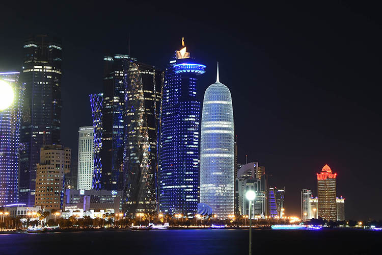 Die funkelnde Skyline von Doha, der Hauptstadt von Katar am Persischen Golf