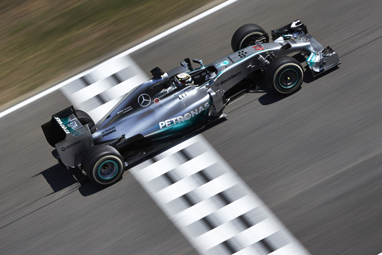 Lewis Hamilton setzte sich im Mercedes-Duell durch und sicherte sich auf dem Circuit de Catalunya die Pole