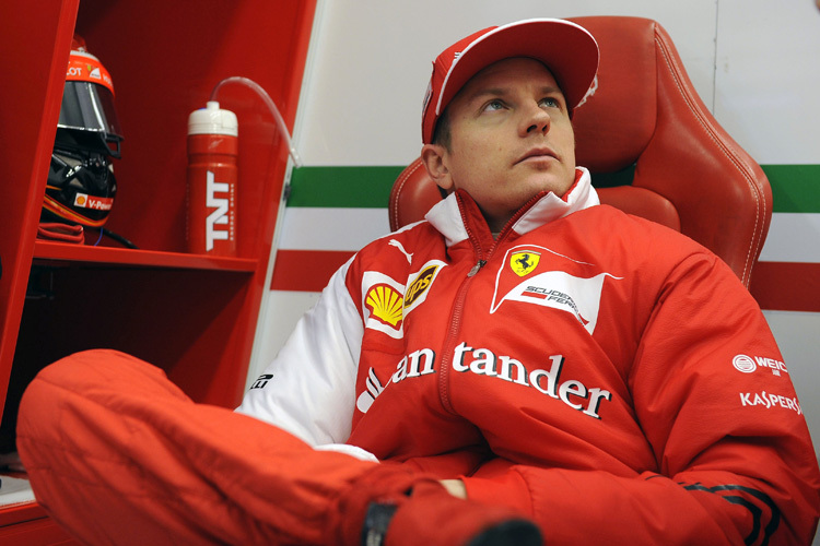 Die Regenjacke hat Kimi Räikkönen schon mal im Gepäck