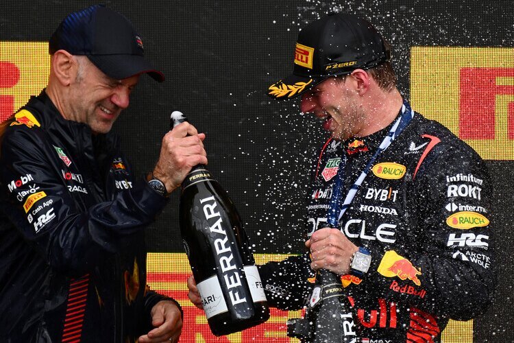 Max Verstappen und Adrian Newey feiern nach dem Grand Prix von Kanada 2023