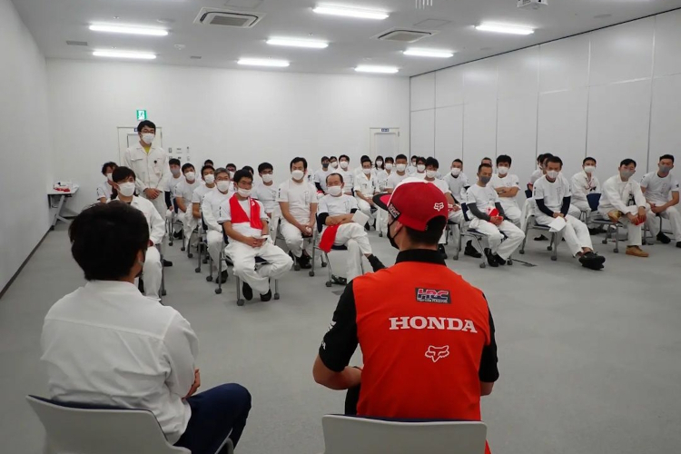 Tim Gajser zu Besuch in Honda-Werk