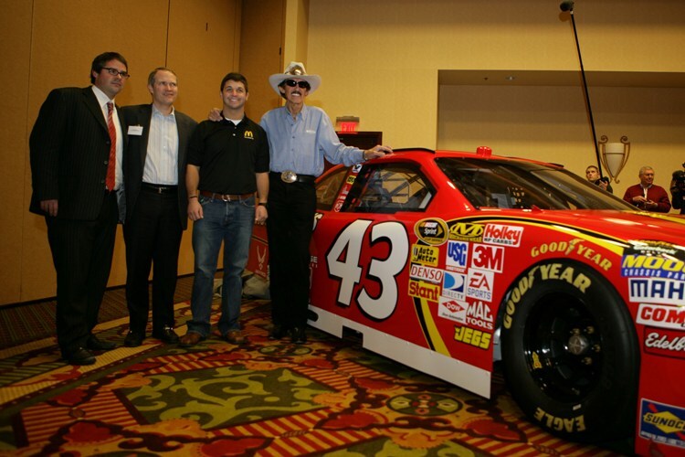 Richard Petty mit Fahrer Reed Sorenson und der legendären 43