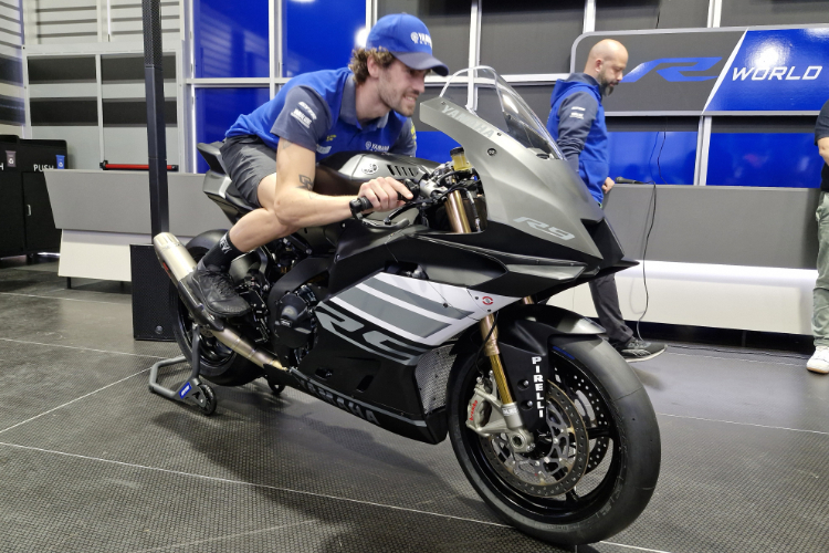 Stefano Manzi auf der neuen Yamaha R9