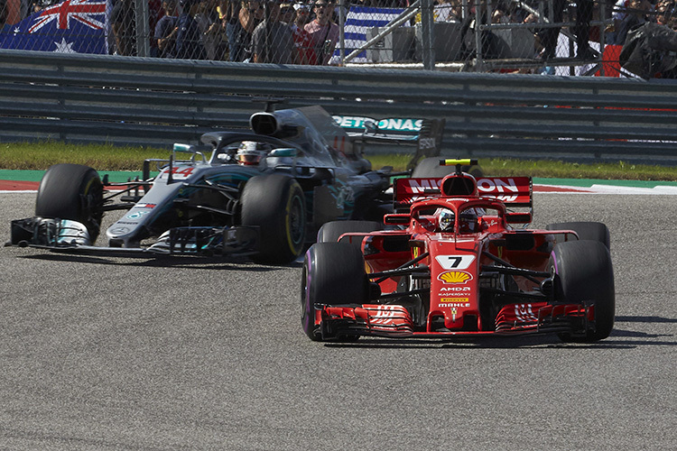 Lewis Hamilton hinter Kimi Räikkönen