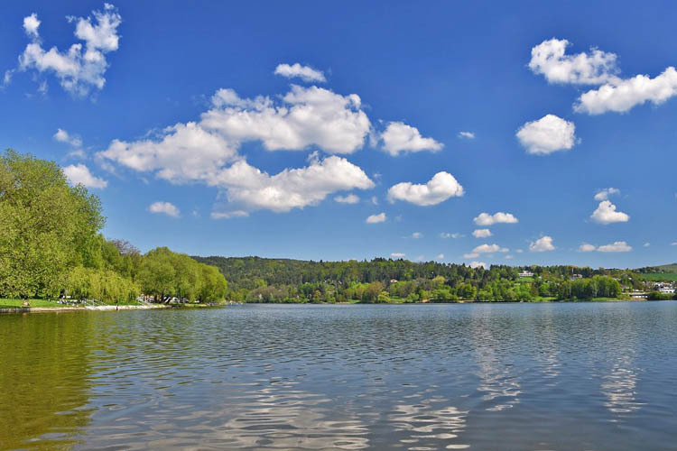 Der Brünner See liegt ca. 10 km vom Stadtzentrum entfernt