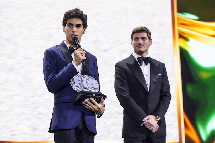 Gabriel Bortoleto bekam den Rookie-Award von Max Verstappen überreicht