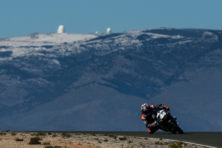 Miguel Oliveira auf der Red Bull-KTM, im Hintergrund liegt der Schnee auf den Bergen