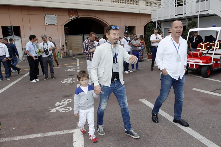 Motorrad-Star Max Biaggi mit seinem Sohn