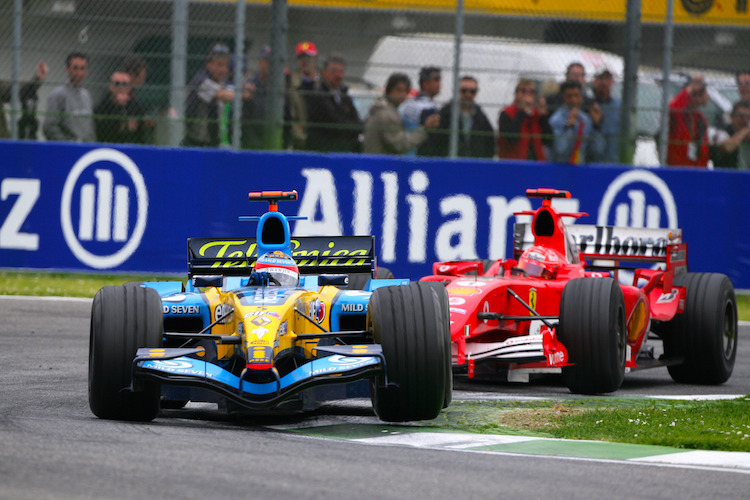 Alonso mit seinem 2005er Renault vor Michael Schumacher im Ferrari