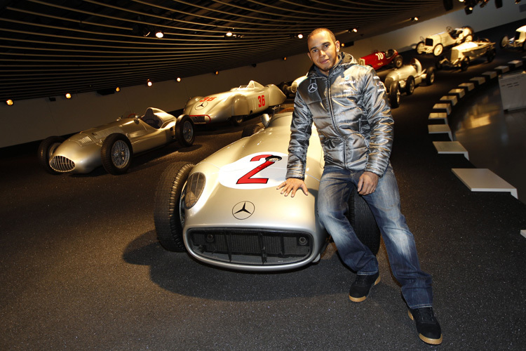 Lewis Hamilton vor dem Tafelsilber von Mercedes
