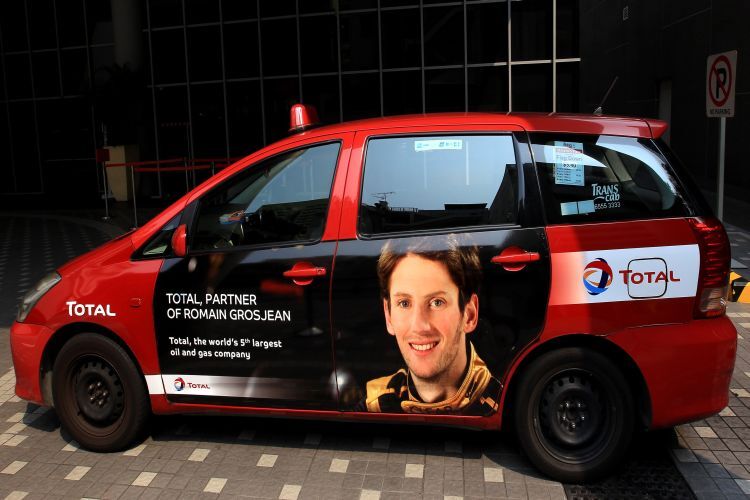 Romain Grosjean fährt durch Singapur