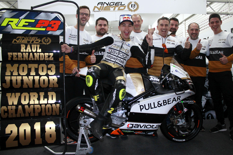 Raúl Fernández und sein Team Angel Nieto feiern den Titelgewinn
